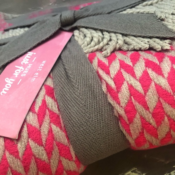 NWT West Elm PINK Arrow Jacquard Throw - Picture 4 of 6